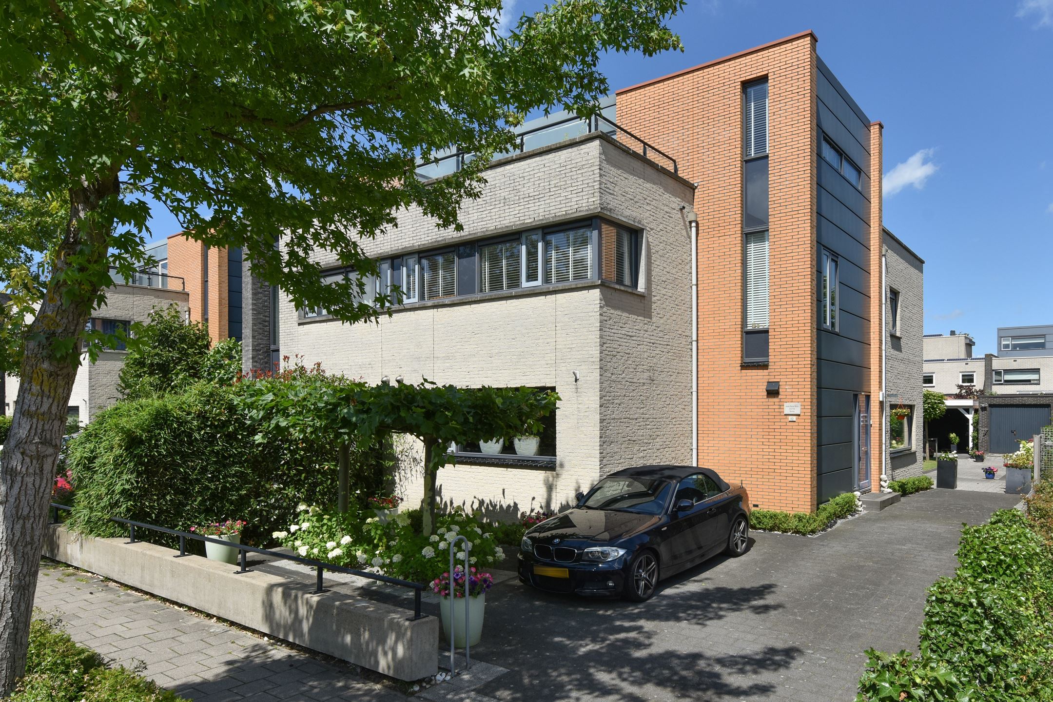 Deze riante en fraai afgewerkte 2-onder-1 kap woning Villa Linea is gelegen in de ruim opgezette wijk “Burggooi”, deelgebied “Modern” in Alphen a/d Rijn