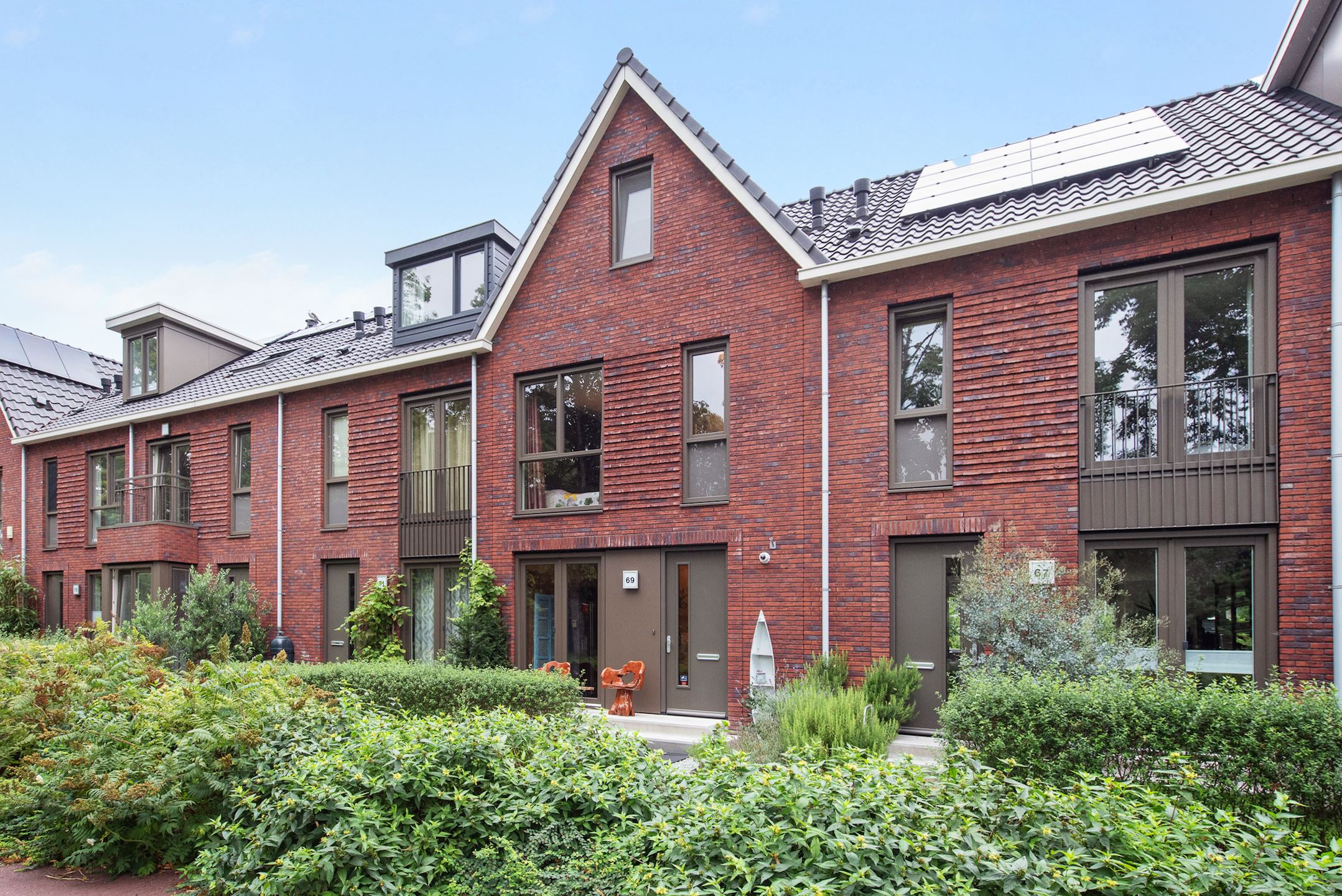 Schitterende woning met in totaal 5 kamers en een heerlijke diepe achtertuin op het noordoosten met achterom. De woning heeft een woonoppervlakte 134 m2 in Den Haag