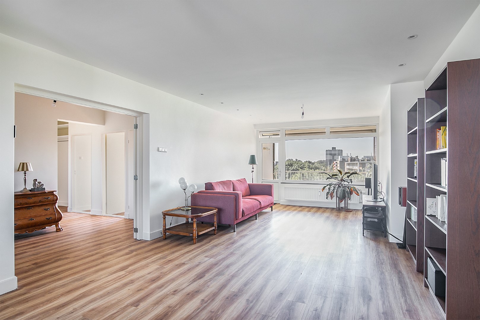Werkelijk een schitterend 3 kamer appartement met een prachtig uitzicht, verhuizen zonder de te klussen! In 2020 volledig gerenoveerd in Mariahoeve.