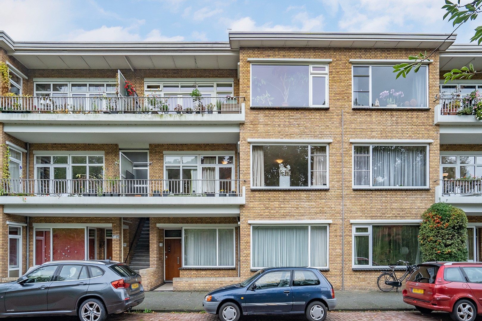 5-kamer appartement in Bezuidenhout met woon- eetkamer ensuite, 3 slaapkamers en 2 balkons.